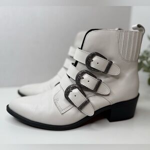 Steve Madden Bark White Leather Belted Ankle Booties Size 7.5M Streetwear Moto